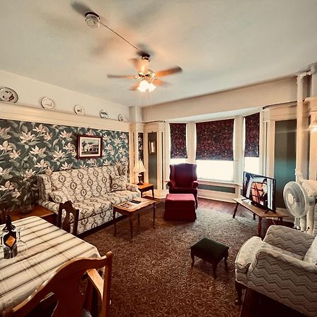 Arundel Mansions Hotel New Westminster Bagian luar foto