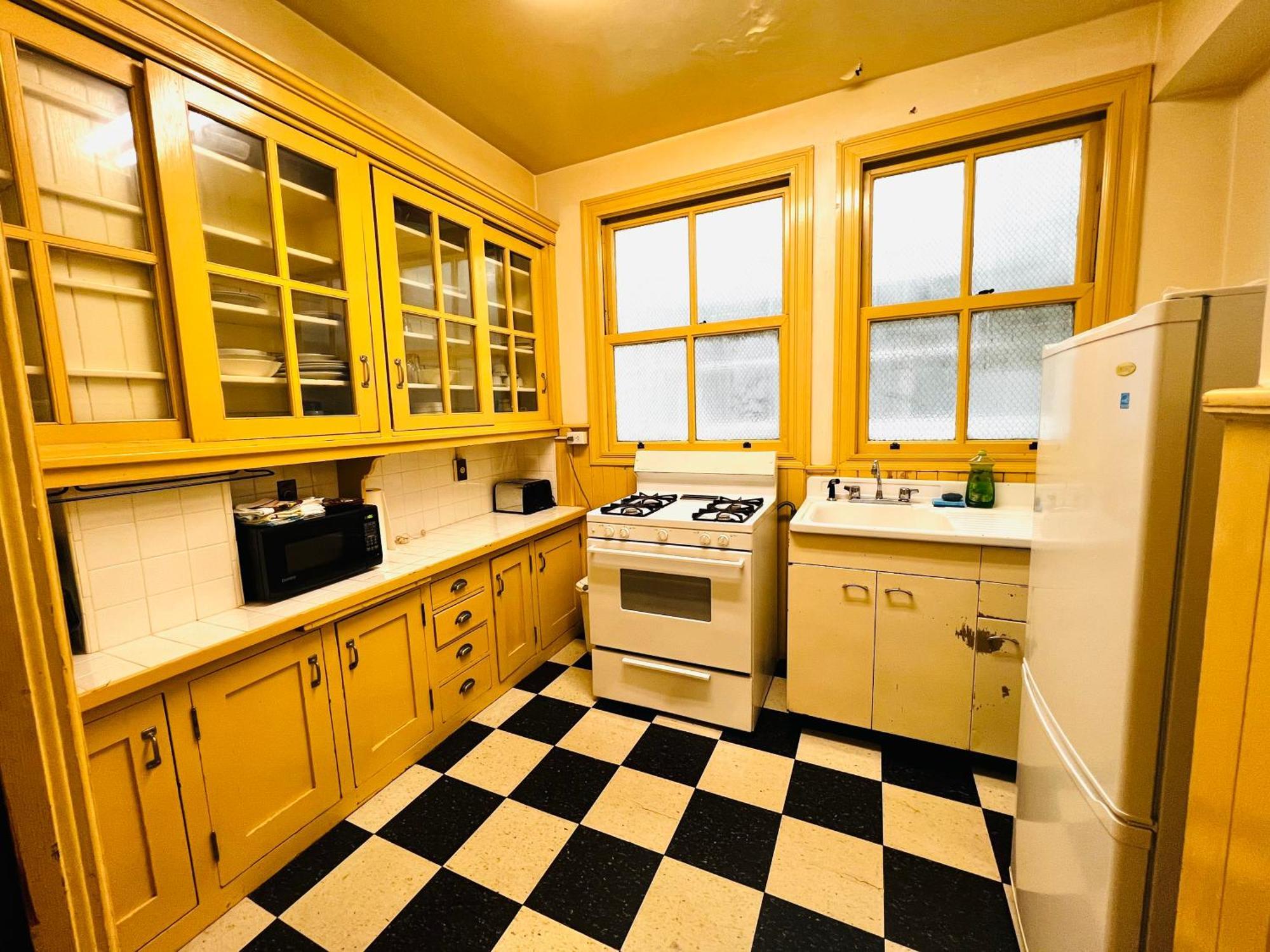Arundel Mansions Hotel New Westminster Bagian luar foto