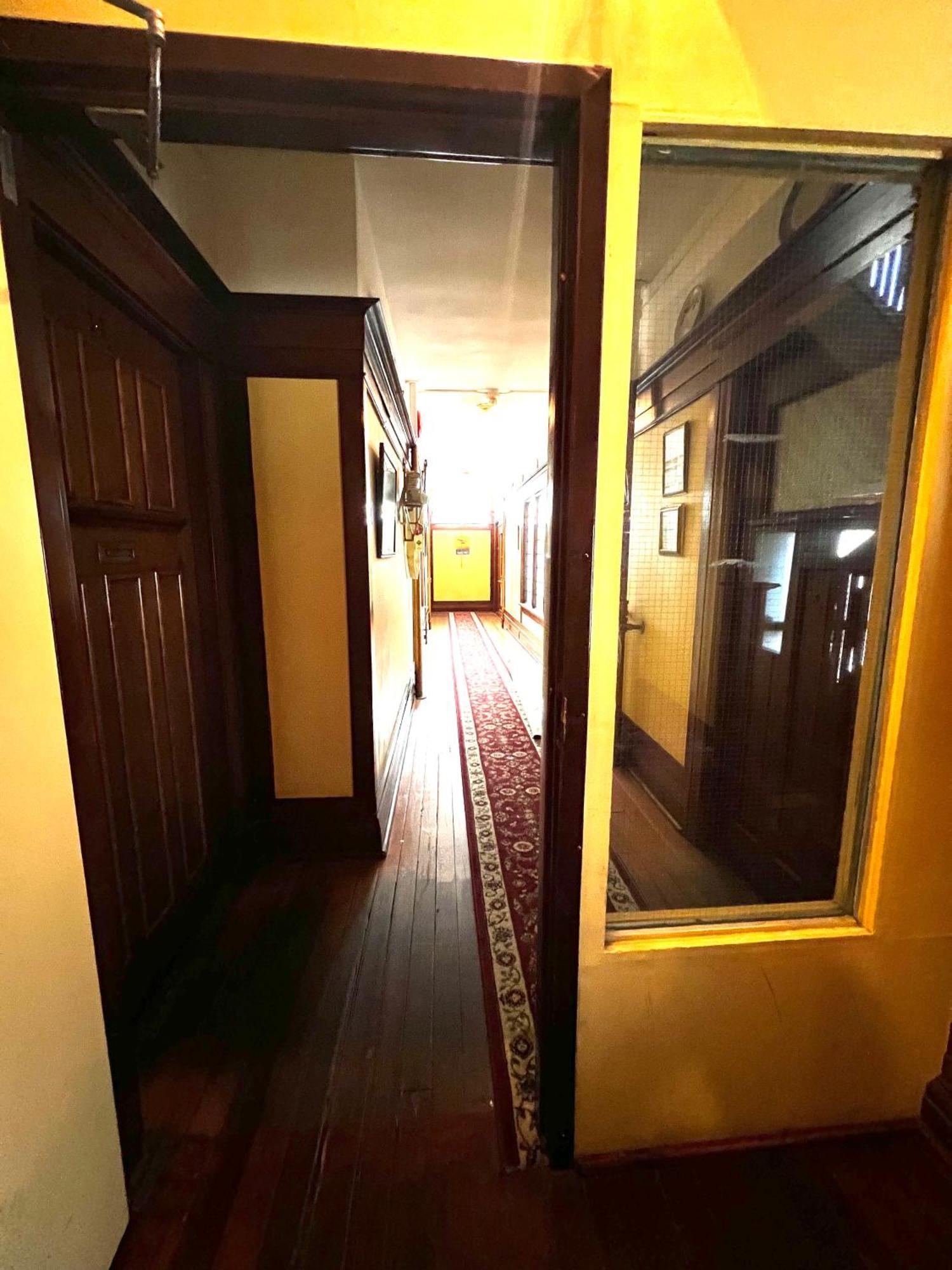 Arundel Mansions Hotel New Westminster Bagian luar foto