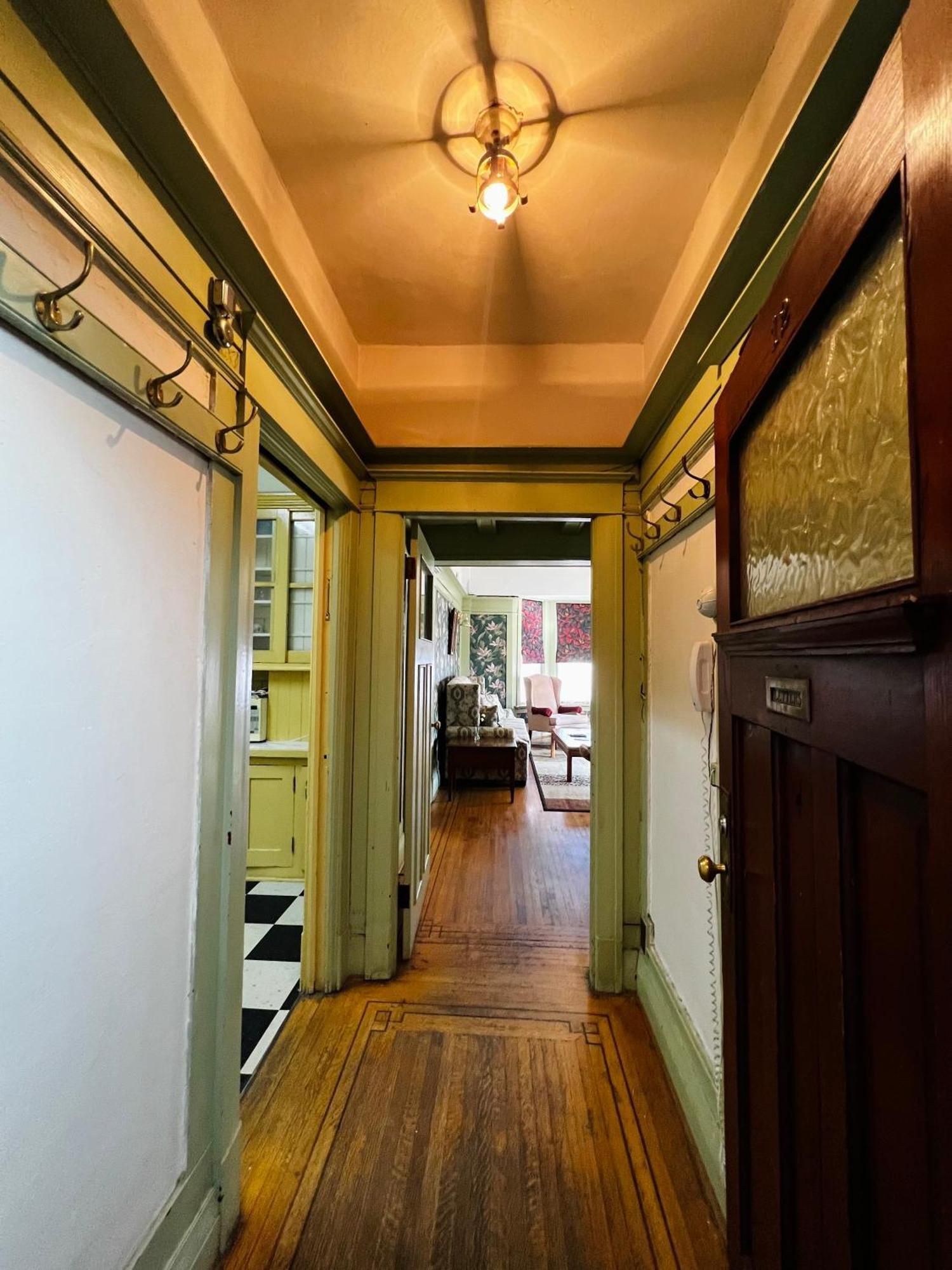 Arundel Mansions Hotel New Westminster Bagian luar foto