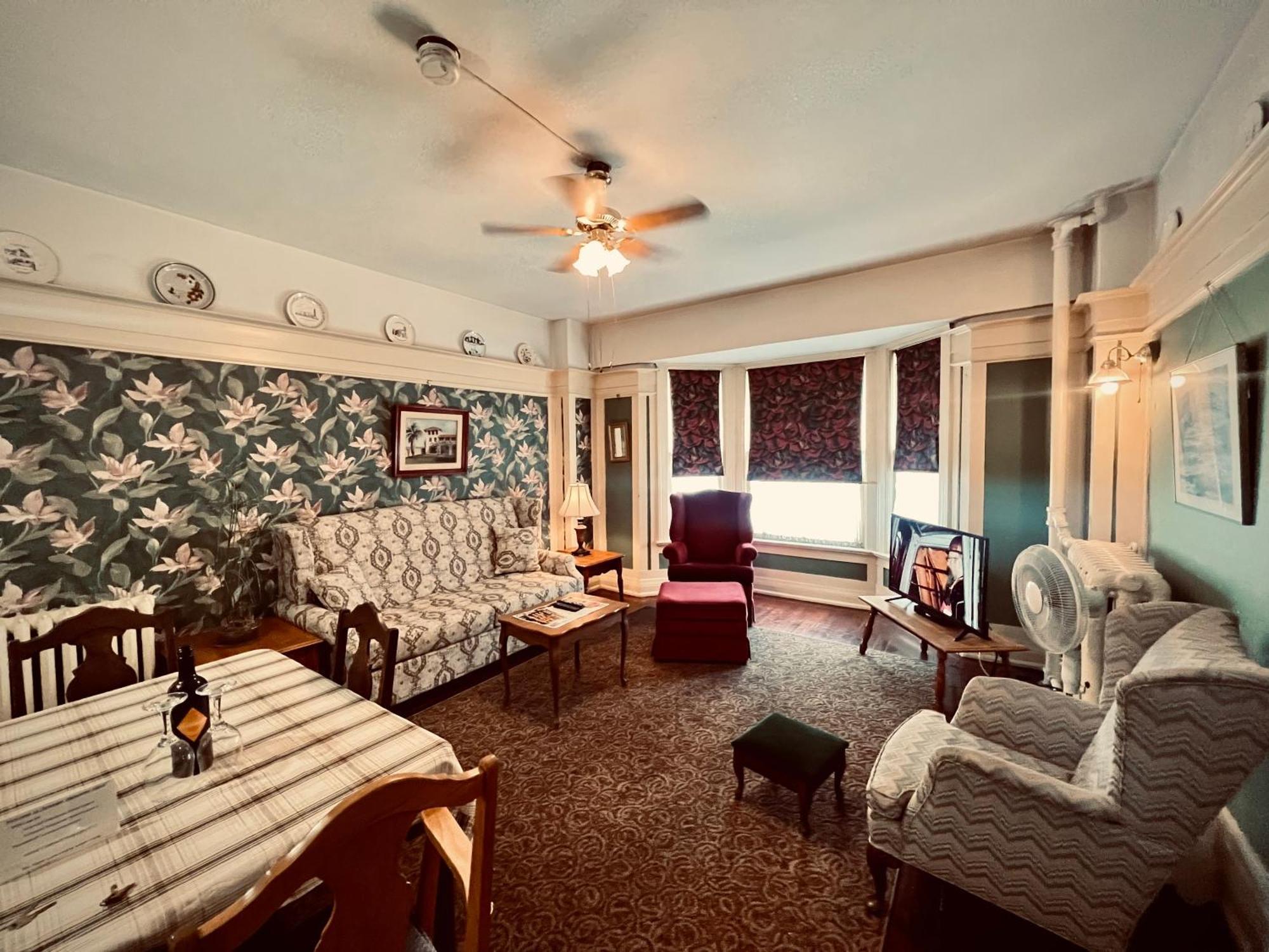 Arundel Mansions Hotel New Westminster Bagian luar foto