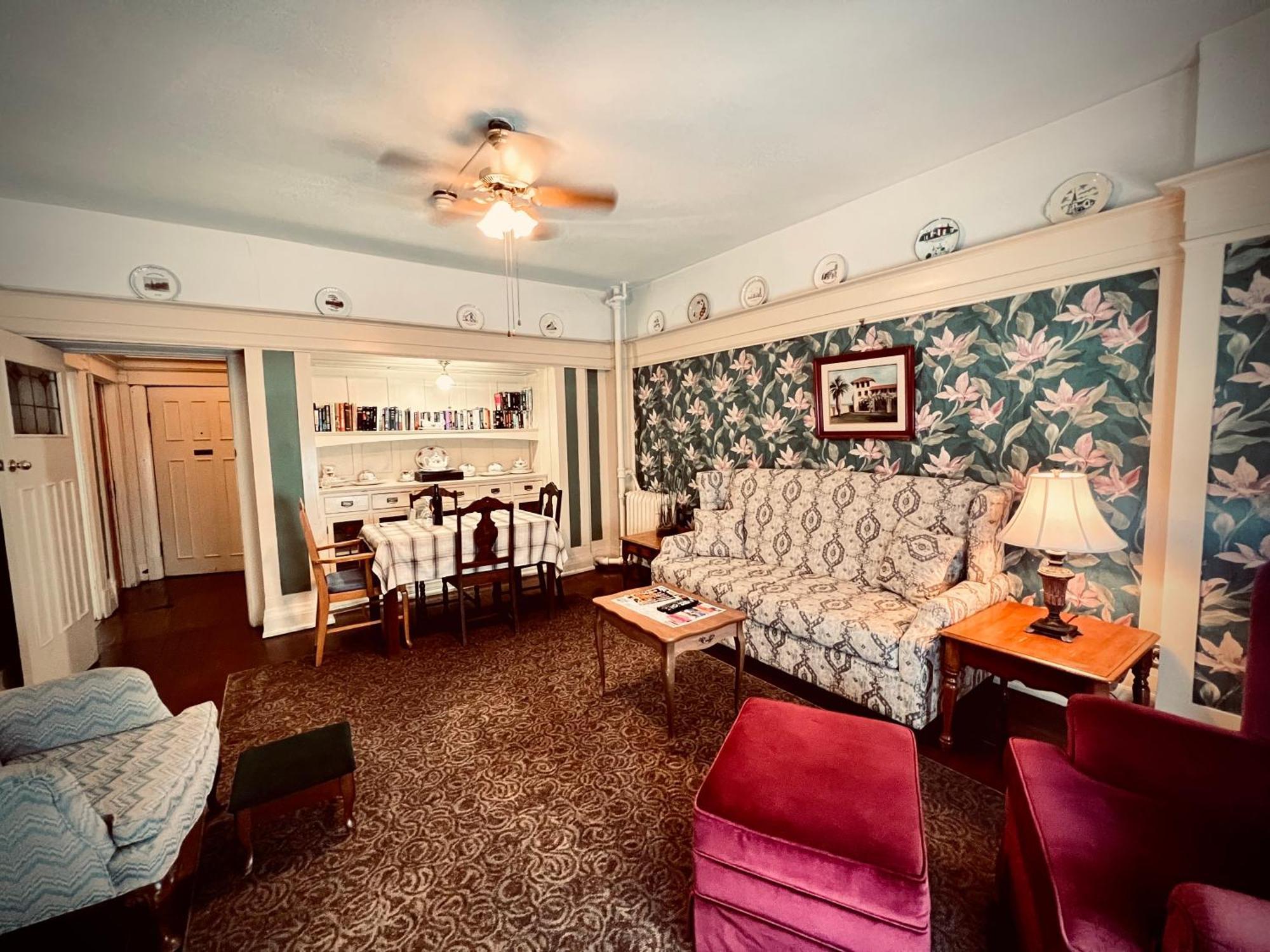Arundel Mansions Hotel New Westminster Bagian luar foto