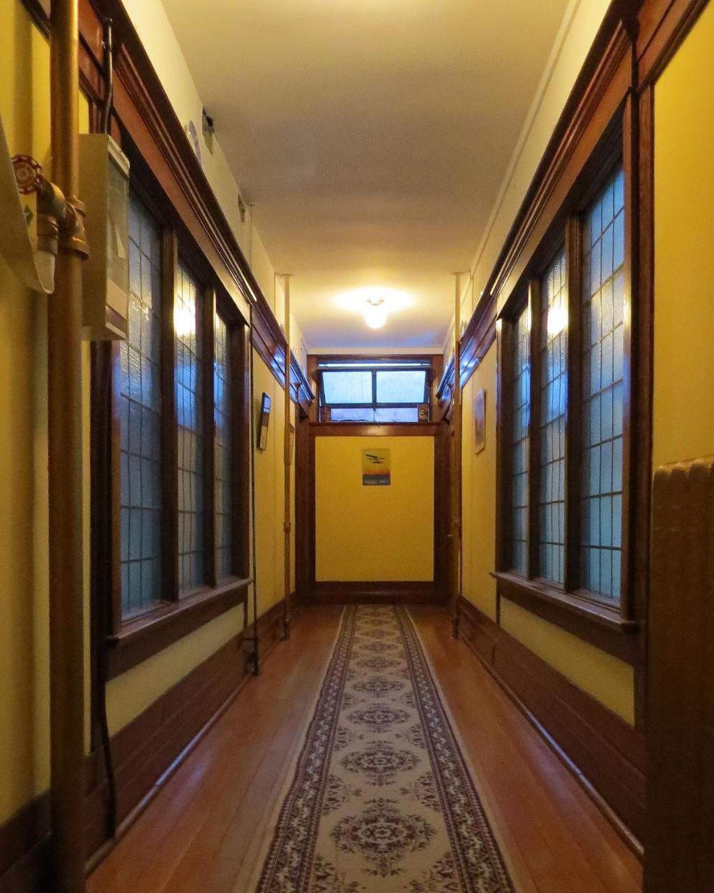 Arundel Mansions Hotel New Westminster Bagian luar foto