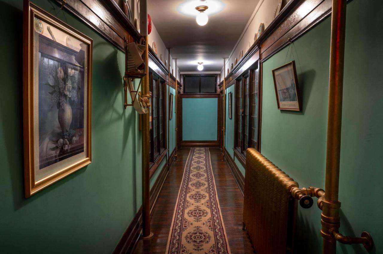 Arundel Mansions Hotel New Westminster Bagian luar foto